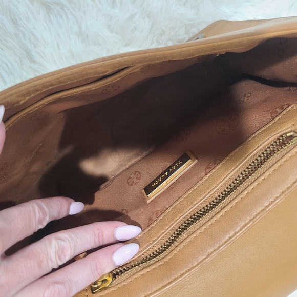 Tory Burch Britten Large Adjustable Shoulder Bag in Bark Leather, Logo - Picture 2 of 10